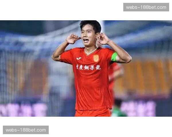 重庆铜梁龙向余望多次威胁射门，年轻球员展现冲击力